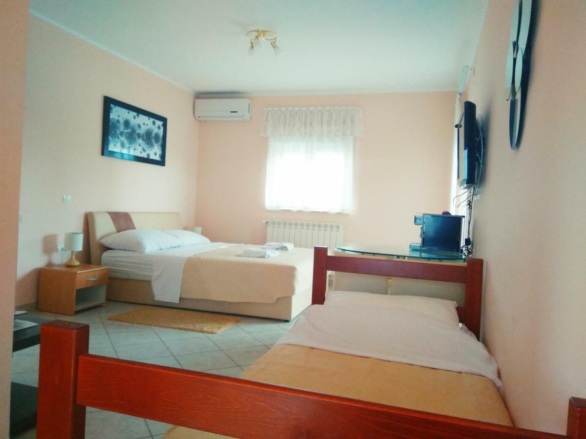 Aparthotel Viola ペシュチャーナ・ウヴァラ エクステリア 写真